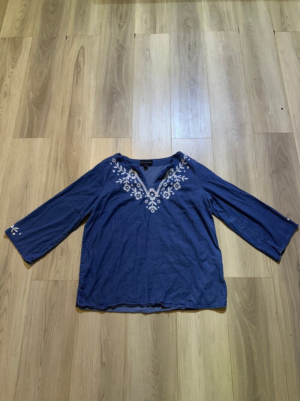 Susan Graver Liquid Knit Embroidered Tunic Top Small Blue Chambray Looking